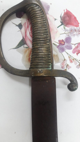Buenas tardes compañeros, un amigo ha encontrado este sable del que no sabe la procedencia, en la hoja 10