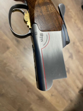 Muy buenas !! Un amigo vende una escopeta Browning B725 sporter con culata regulable , la escopeta esta 01
