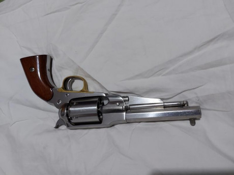 hola, solo me queda el revolver  pietta cañon corto calibre 44, 250euros.El resto esta vendido,disculpar 01