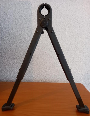 Bipode original para Cetme C nuevo sin marcas de uso. Extensible en dos alturas y con cizalla corta alambre 01