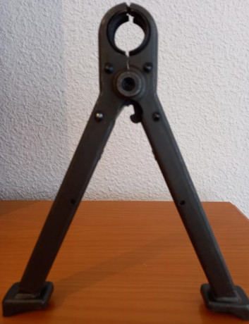 Bipode original para Cetme C nuevo sin marcas de uso. Extensible en dos alturas y con cizalla corta alambre 00