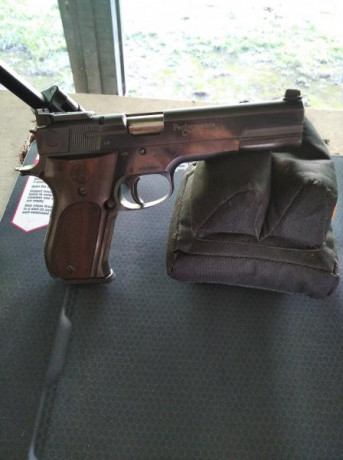Muy buenas compis. 
Vendo S&W 952-1 de 5", en estado impecable. 
Poco se puede decir de este 21