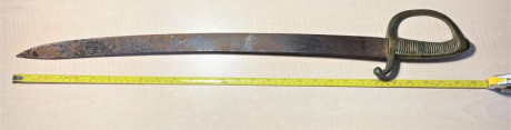 Buenas tardes compañeros, un amigo ha encontrado este sable del que no sabe la procedencia, en la hoja 82