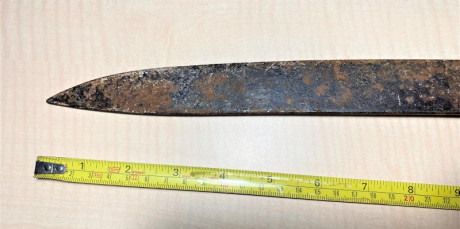 Buenas tardes compañeros, un amigo ha encontrado este sable del que no sabe la procedencia, en la hoja 81