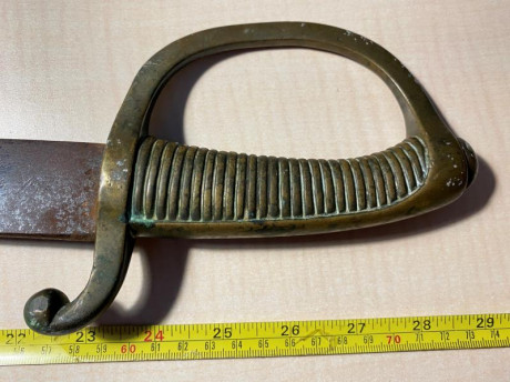 Buenas tardes compañeros, un amigo ha encontrado este sable del que no sabe la procedencia, en la hoja 80
