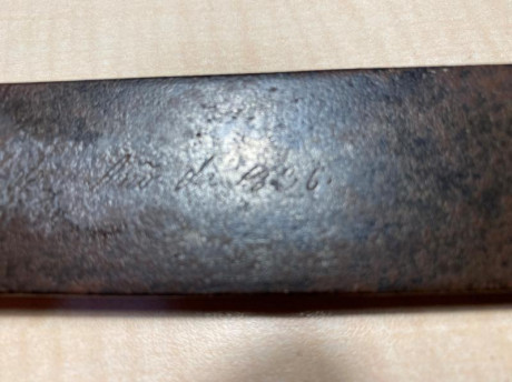 Buenas tardes compañeros, un amigo ha encontrado este sable del que no sabe la procedencia, en la hoja 91