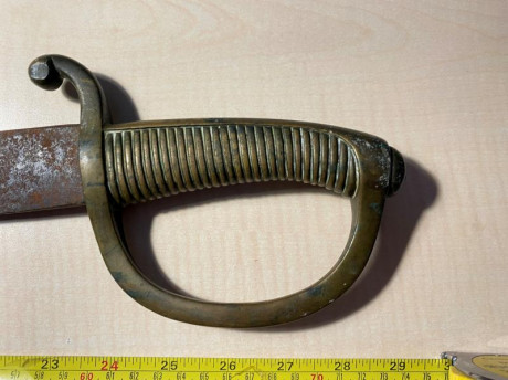 Buenas tardes compañeros, un amigo ha encontrado este sable del que no sabe la procedencia, en la hoja 90