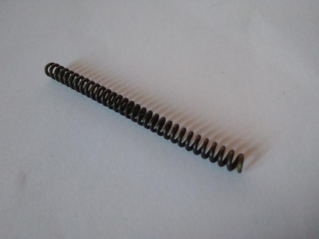 Hola a todos, vendo un muelle real del martillo para la Astra 400 , esta nuevo a estrenar 
precio 29 euros 00