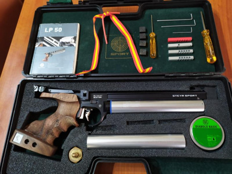 Se vende pistola Steyr lp 50.Cacha talla M. Con dos cilindros. 2 cargadores de 5 tiros. 1 cargador de 01