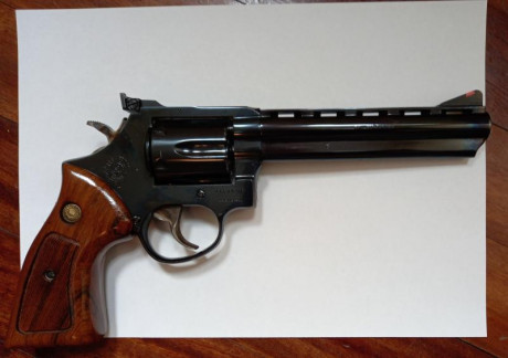 Revolver Taurus modelo 669 de 6 pulgadas con solista ventilada tipo colt Python  y pavonado en negro intenso. 01