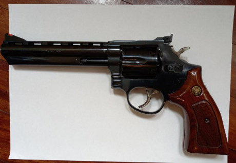 Revolver Taurus modelo 669 de 6 pulgadas con solista ventilada tipo colt Python  y pavonado en negro intenso. 00