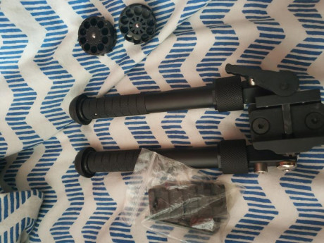 Buenas.
Se.venden dos cargadores edgun r5m 5.5 y bípode copia atlas más carril con tornillos para instalar 02