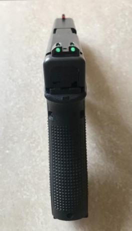 Vendo Glock 17 4 Gen. cal. 9pb, lleva alza y punto de mira de fibra óptica y retenida de corredera sobredimensionada. 02