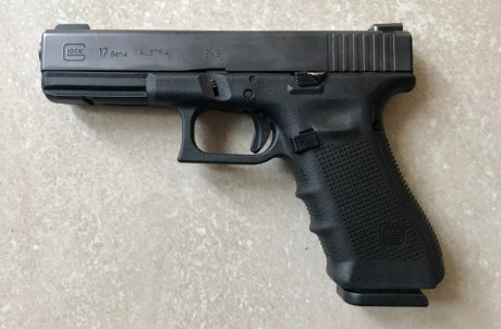 Vendo Glock 17 4 Gen. cal. 9pb, lleva alza y punto de mira de fibra óptica y retenida de corredera sobredimensionada. 01