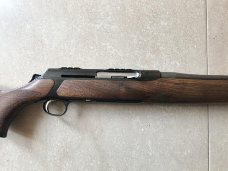 Vendo rifle semiautomático Sauer S303 Classic en cal. 30-06.
El rifle funciona perfectamente y tiene un 00
