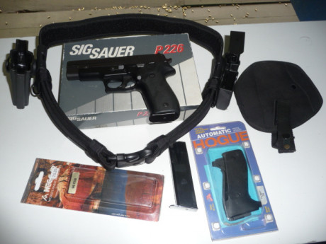 En venta pistola Sig Sauer, calibre 9 mm para, mas los complementos que aparecen en la foto.
Cinturón 01