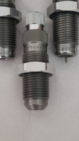 Un amigo me pide que ponga a la venta dies de lee de 9mm para 38€ con envío incluido, o cambio por dies 00