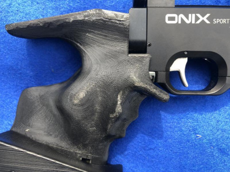 Hola:
He diseñado una empuñadura anatómica para la Onix Sport.
Es una empuñadura talla M, diseñada e impresa 00