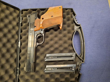 Hola a todos. 
Vendo pistola Smith & Wesson modelo 41 calibre 22 LR.
Con empuñadura anatómica y dos 02