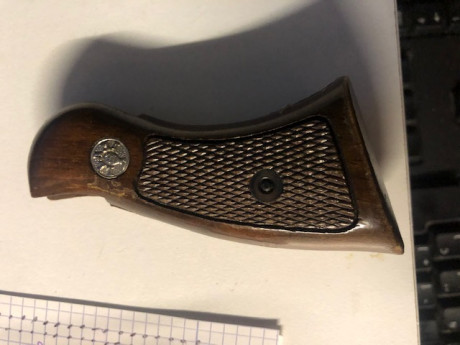 Estoy buscando unas cachas para un llama Comanche II 38 special 
 O bien alguna que se pueda adaptar ? 151