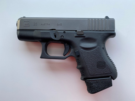 Pongo a la venta una Glock 26 de un compañero.

Esta guiada en A, no llega a dos años, único dueño y 100 00
