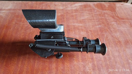 Vendo este bípode con adaptador para depósito. Esta dinámica usar. El interior de la pieza es de 32 mmm. 00