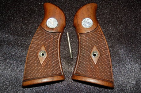 Navegando por Internet me ha sorprendido encontrar en Ebay USA, dos ofertas de empuñaduras de revolver 00