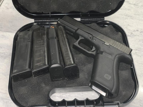 Vendo pistola Glock 17, gen 5, muy buen estado, 4 cargadores, 2 juegos de miras, las originales y unas 02