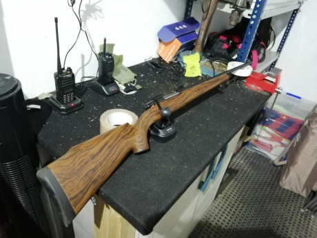 Vendo o cambio rifle de cerrojo Krico Armu 300wm. Es Sintético imitación a madera. Lo compré por capricho 00