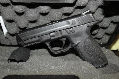Vendo pistola Smith & Wesson M&P9 prácticamente nueva, solo dos cargadores disparados. Maletín 02