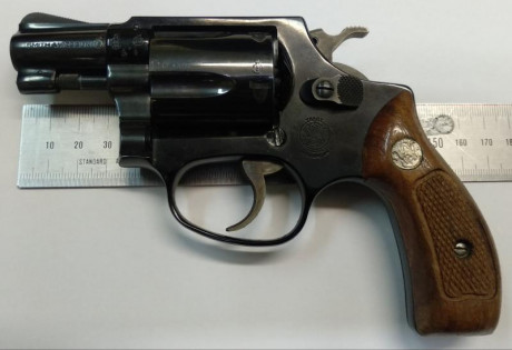 Hola, un compañero vende su revolver Smit Wilson de 2" .38 especial, porque se jubila. Guiado con 01