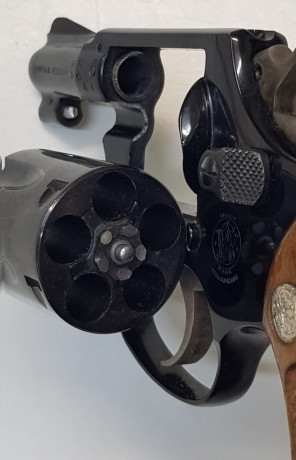 Hola, un compañero vende su revolver Smit Wilson de 2" .38 especial, porque se jubila. Guiado con 61