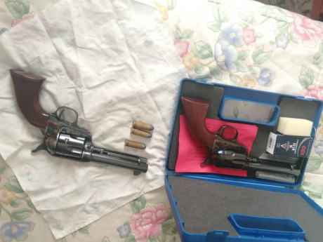 Tengo un revolver Uberti Peacemaker Evil Roy del 45 Long Colt cañon 4 3/4 y otro Uberti Peacemaker del 00