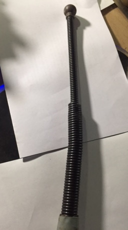 Porra antigua extensible de dos muelles metálicos  en perfecto estado, la vendo para colección, no tengo 00