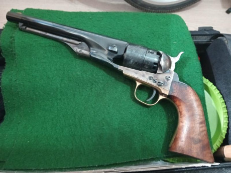 Hola, vendo revolver avancarga guiado como Colt calibre 44 , muy pocos tiros, no es original sino una 41
