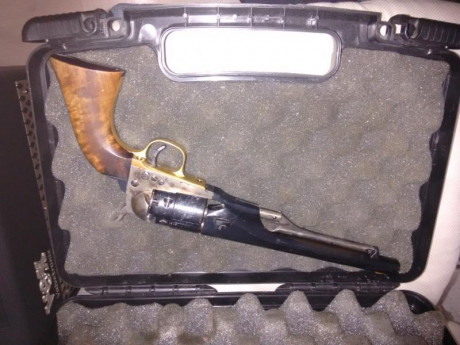 Hola, vendo revolver avancarga guiado como Colt calibre 44 , muy pocos tiros, no es original sino una 51