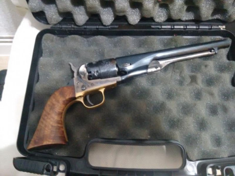 Hola, vendo revolver avancarga guiado como Colt calibre 44 , muy pocos tiros, no es original sino una 50