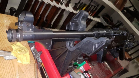 Fusil semiautomático BD 38, (MP38 original)
- Calibre 9 mm Parabellum (Luger)
- Cargador de retroceso 02