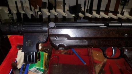 Fusil semiautomático BD 38, (MP38 original)
- Calibre 9 mm Parabellum (Luger)
- Cargador de retroceso 01