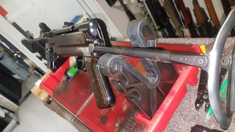 Fusil semiautomático BD 38, (MP38 original)
- Calibre 9 mm Parabellum (Luger)
- Cargador de retroceso 00