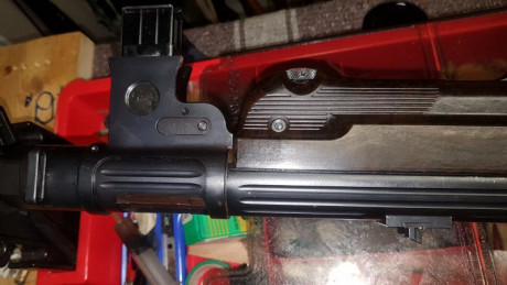 Fusil semiautomático BD 38, (MP38 original)
- Calibre 9 mm Parabellum (Luger)
- Cargador de retroceso 12