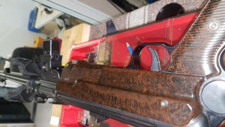 Fusil semiautomático BD 38, (MP38 original)
- Calibre 9 mm Parabellum (Luger)
- Cargador de retroceso 11