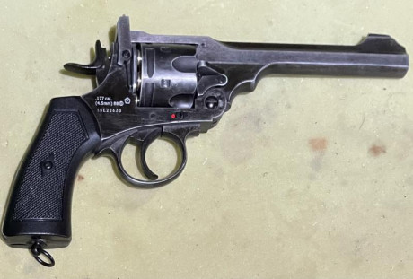 Vendo estos tres revólveres, un Webley, un Schofield y un Sigle Action, los tres de CO2, el Webley dispara 10