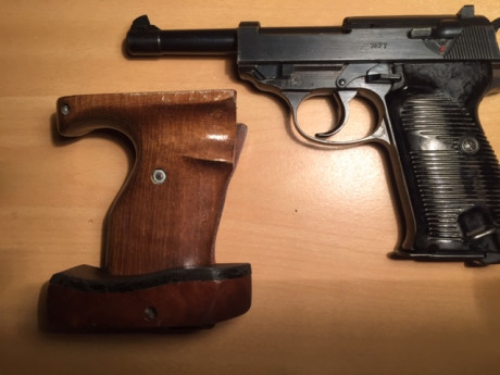 Se trata de una pistola Walther P 38 con el código CYQ (Speewerke) y por su numeración fabricada en el 20