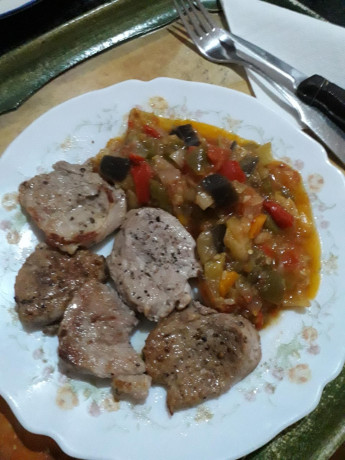 Hoy para comer acelgas hervidas y chuletón de vaca gallega vieja con seis semanas de maduración en cámara 101