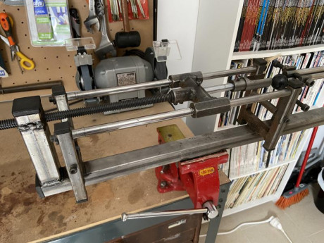 Vendo esta máquina hecha artesanalmente para quitar y poner muelles en carabinas de émbolo. Se fija a 01