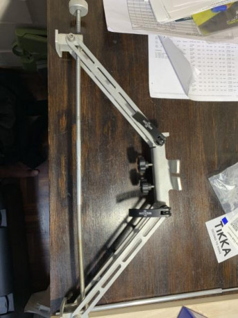 Se vende Bípode en buen estado, 80 euros 
 Se encuentra en Pamplona, pesa 500 gramos 02