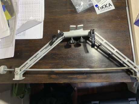 Se vende Bípode en buen estado, 80 euros 
 Se encuentra en Pamplona, pesa 500 gramos 01