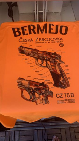 Hola amigos! ya que se muestran tantas armas buenas creo que a los propietarios de una cz 75 se nos tendría 61