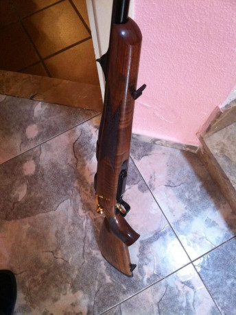 El amigo Antonio me dice q le anuncie este rifle para su venta.

Es un Sauer 90 final edición, en calibre 12